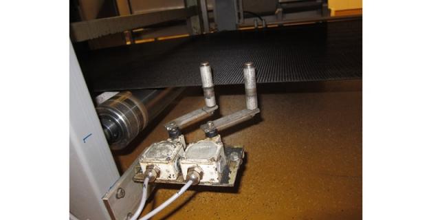 Tracking sensor in the lower oven section