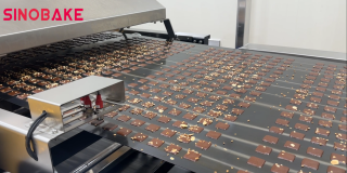 High Quality Fully Automatic Sandwich Chocolate Chips White Lover Cookies Biscuit Machine