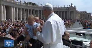 BISCOTTI E QUOTIDIANITA’ A little girl handed Pope Leo XIV a cookie today and he ate it”.