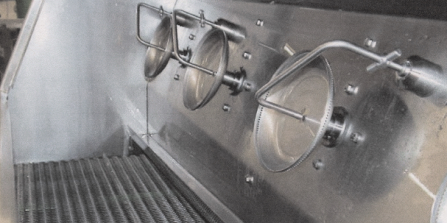 Oil spray with spinning discs