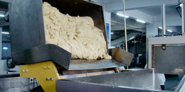 Dough tub tilt unit to feed a live bottom bin