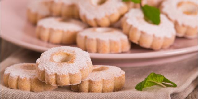 flower-shaped Canestrelli biscuit