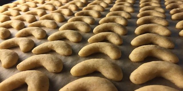 vanillekipferln and process of baking cookies